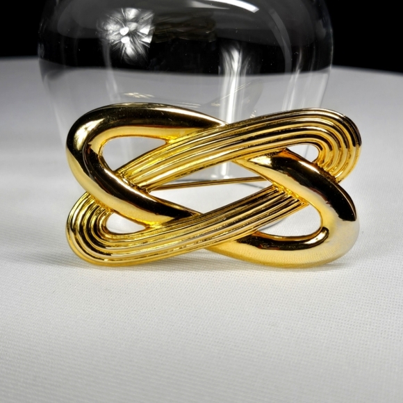 Gold Knot Brooch Pin - Picture 12 of 17